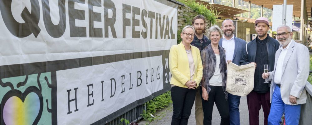 v.l.: Dörte Domzig (Leiterin des Amtes für Chancengleichheit), Dominic Hauser, Ingrid Wolschin (Geschäftsführerin Karlstorbahnhof),  DanijelCubelic (Queebeauftrager HD ) Martin Müller (künstlerischer Leiter), Bürgermeiser Wolfgang Erichson. (Foto: Rothe)