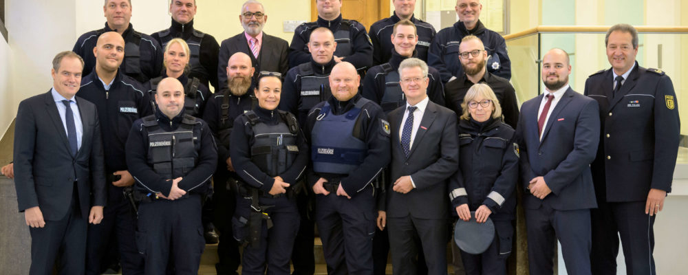 Unterwegs für Sicherheit und Ordnung: Ein großer Teil der Mitarbeiterinnen und Mitarbeiter des Kommunalen Ordnungsdienstes (KOD) der Stadt Heidelberg beim Pressetermin zum zehnten Geburtstag der KOD-Gründung. Es gratulierten und bedanken sich Oberbürgermeister Prof. Dr. Eckart Würzner (unten links), Polizeipräsident Thomas Köber (unten rechts), Bürgermeister Wolfgang Erichson (oben 3. v. l.) und Bernd Köster, der Leiter des Bürger- und Ordnungsamtes (unten 4. v. r.). (Foto: Rothe)