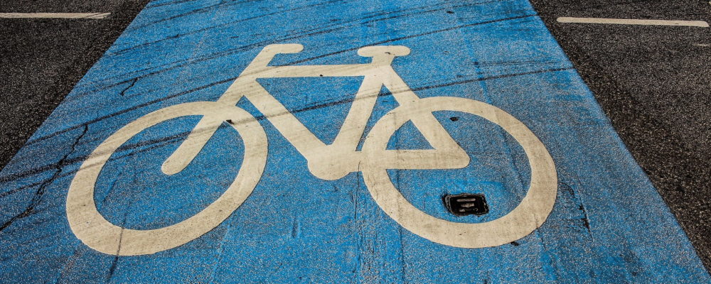 blauer Fahrradweg