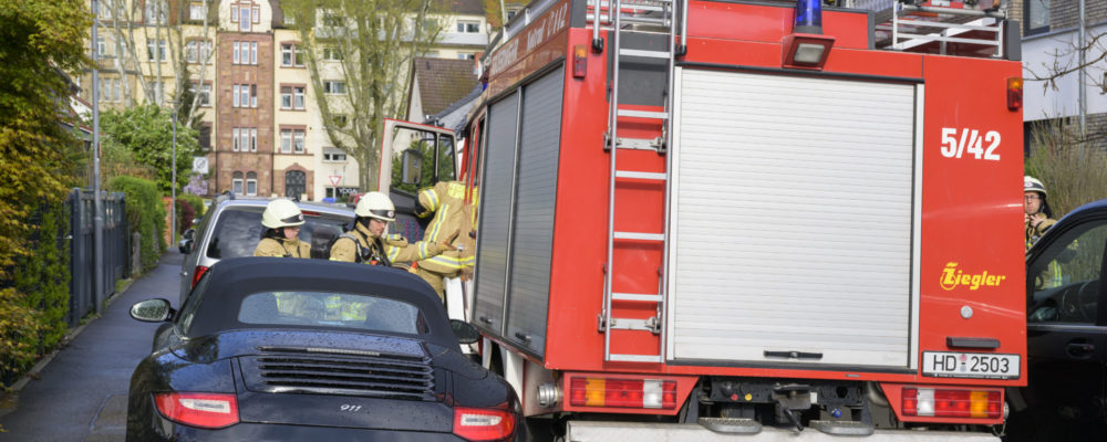 Geduldet, aber nicht legal ist vielerorts in Heidelberg das Gehwegparken, das die Stadt nun schrittweise unterbinden muss. Dass auch die Feuerwehr bei ihren Einsätzen mit engen Straßen Probleme bekommt, beweisen die Mitarbeiter nun mit zwei Einsatzfahrzeugen in Handschuhsheim. Auch Bürgermeister Raoul Schmidt-Lamontain macht sich ein Bild in der Bachstraße.

Foto: Philipp Rothe, 24.04.2023