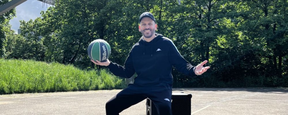 Bülent mit Basketball auf dem Egrund